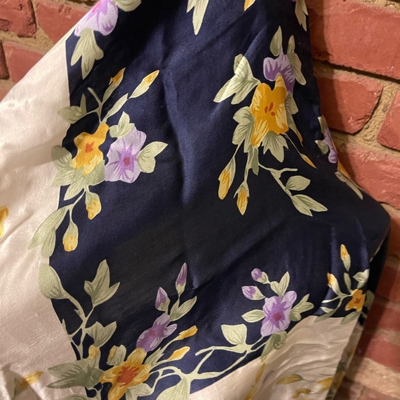 š„Vintage š„large š„floral print silkš„ scarf . - Picture 5 of 8
